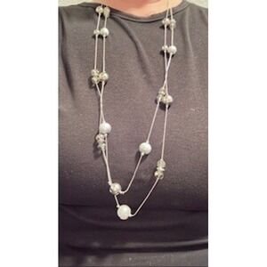 Womens Bead and rinstone necklace
